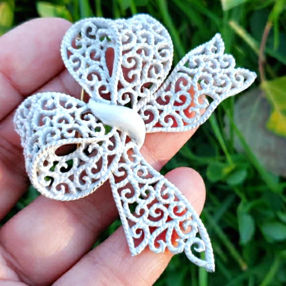 Darling Vintage Crown Trifari Signed White Enamel Filigree Bow Brooch Pin